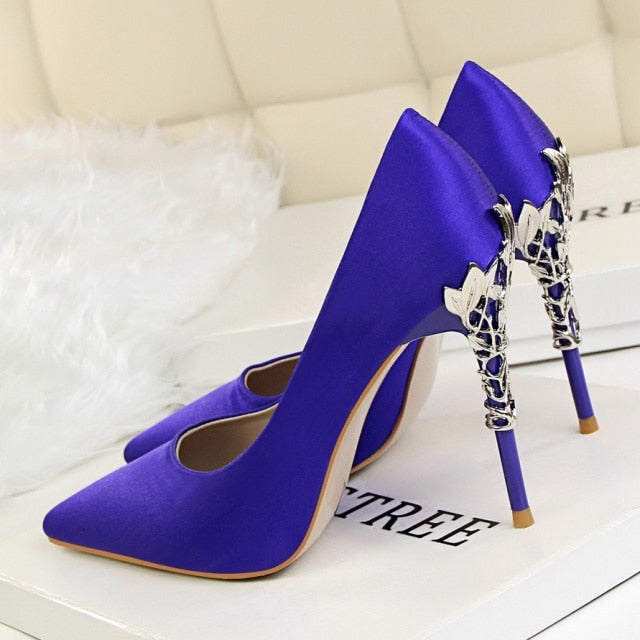 CARVED HEEL SATIN PUMPS