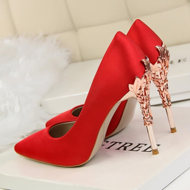 CARVED HEEL SATIN PUMPS